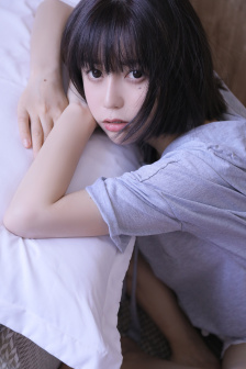 老妇女吃小鲜肉